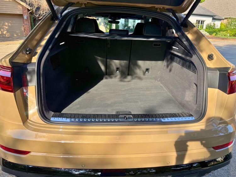 2025-audi-sq8--cargo-carpro-jpg