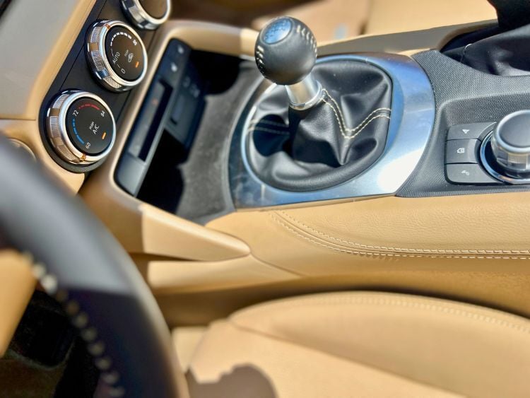 2025-Mazda-MX-5-Miata-35th-Anniversary-6-speedt-carpro,.jpg