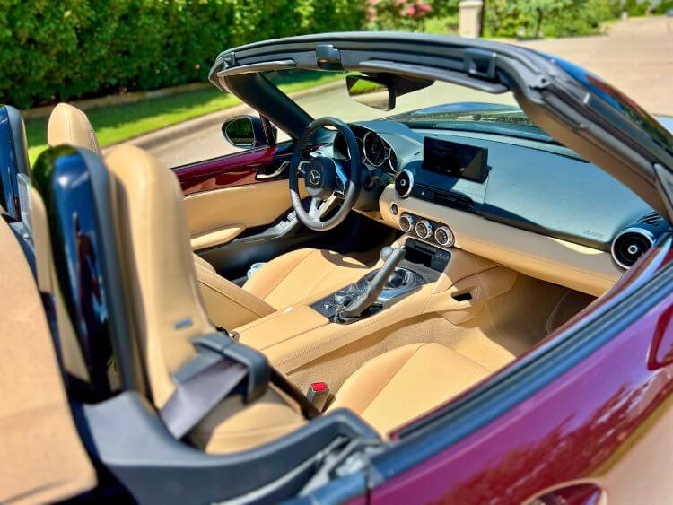 2025-Mazda-MX-5-Miata-35th-Anniversary-interior-2l-carpro,.jpg