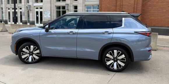 2025-Mitsubishi-outlander-hero